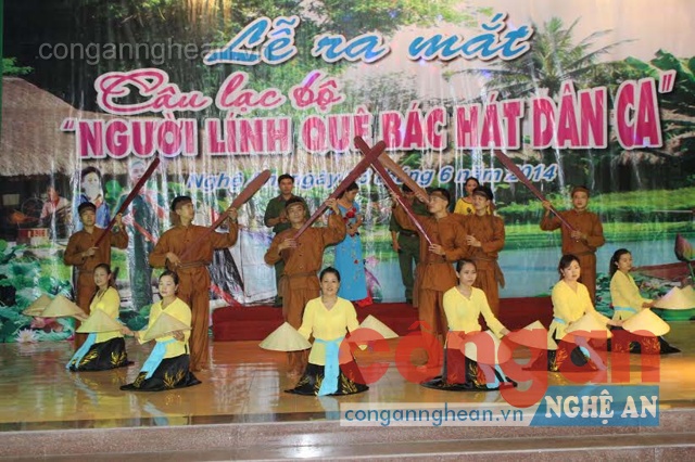 Tiết mục hát dân ca tại buổi lễ ra mắt CLB “Người lính quê Bác hát dân ca”