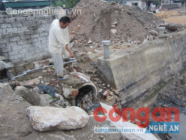 Nước thải từ các khu chế biến bột cá xả thẳng ra Cảng cá Lạch Vạn
