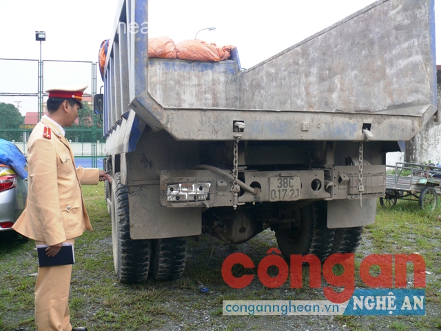 Lực lượng CSGT khám nghiệm chiếc xe liên quan đến vụ tai nạn