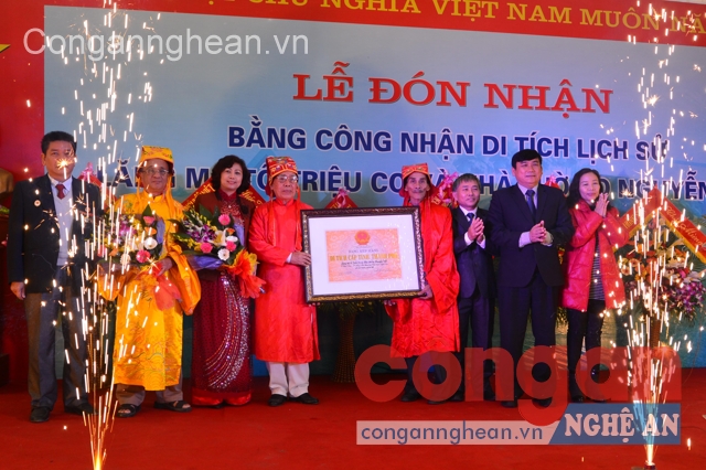 Trao bằng công nhận di tích lịch sử cấp tỉnh cho cán bộ và nhân dân phường Hồng Sơn