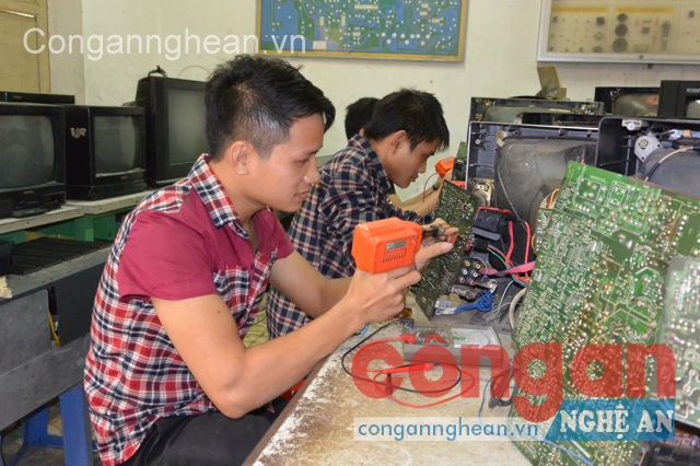 Tình trạng cử nhân thất nghiệp tăng cao, học nghề là phương án được nhiều bạn trẻ lựa chọn