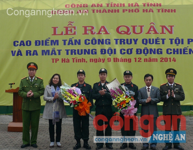   Ban Giám đốc Công an tỉnh, lãnh đạo TP Hà Tĩnh tặng hoa chúc mừng Trung đội Cảnh sát Cơ động Công an thành phố 