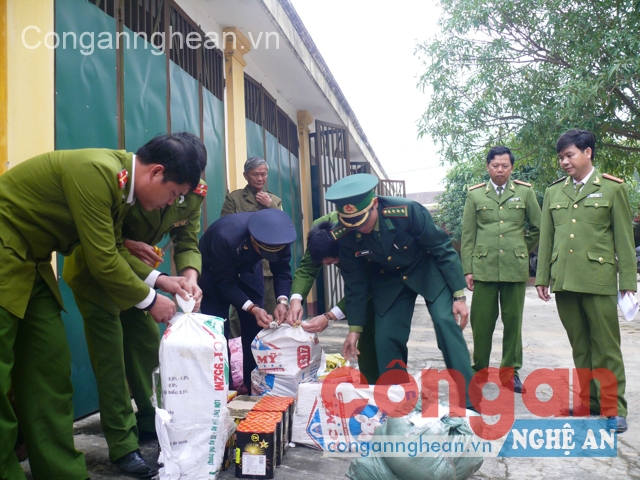 Các lực lượng chức năng tiến hành kiểm tra số pháo bắt giữ