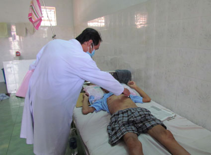 Khám cho bệnh nhân HIV/AIDS đang điều trị tại khoa Nhiễm Bệnh viện Bà Rịa. Ảnh: MINH THIÊN