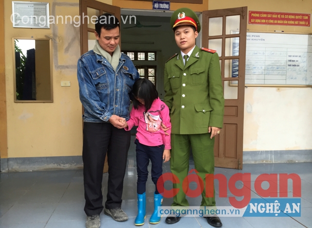 Cháu Hoàng Thị Ngân cùng anh Nguyễn Tiến Hiếu và các chiến sĩ đã trực tiếp chăm sóc và tìm thông tin giúp người nhà tìm lại cháu