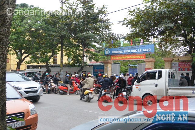 Đoạn đường Đinh Công Tráng vào giờ tan tầm luôn là nỗi ám ảnh của người đi đường