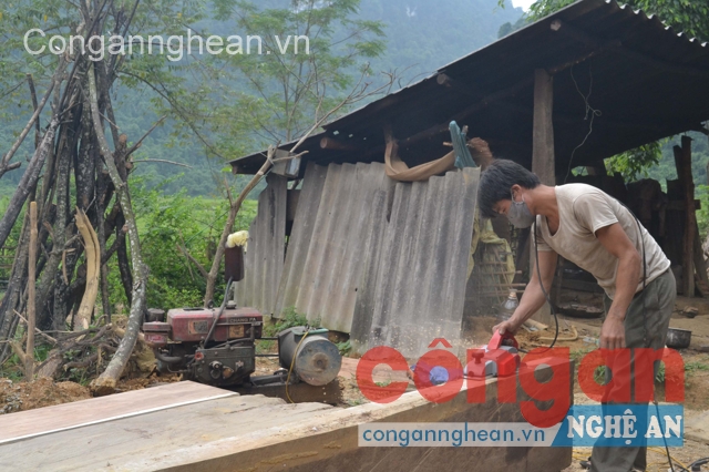Thợ mộc ở Pá Hả phải sử dụng máy nổ phát điện làm mộc nên giá thành rất cao