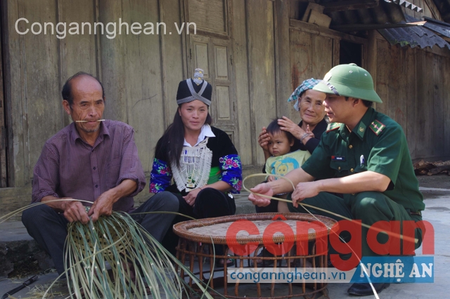Cán bộ Đồn Biên phòng Cửa khẩu Quốc tế Nậm Cắn vận động đồng bào địa phương tích cực phát triển sản xuất