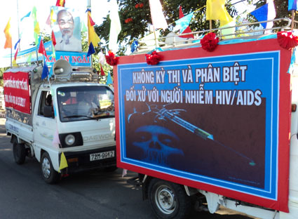 Xe hoa HIV: Diễu hành tuyên truyền Ngày quốc tế phòng chống AIDS. Ảnh: Phúc Lưu
