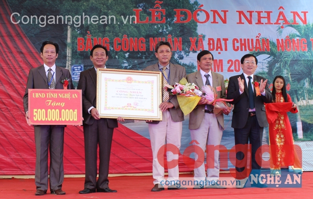 Chú thích ảnh: Thừa ủy quyền của Chủ tịch UBND tỉnh, đồng chí Đinh Viết Hồng – Phó Chủ tịch UBND tỉnh trao Bằng công nhận đạt chuẩn Nông thôn mới cho xã Nghi Xuân