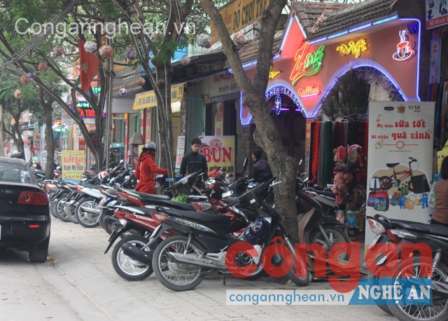 Trên nhiều tuyến đường vẫn xảy ra tình trạng chiếm dụng vỉa hè để kinh doanh gây mất ANTT và mỹ quan đô thị (Ảnh chụp ngày 16/12/2014 tại đường Đinh Công Tráng, TP Vinh)