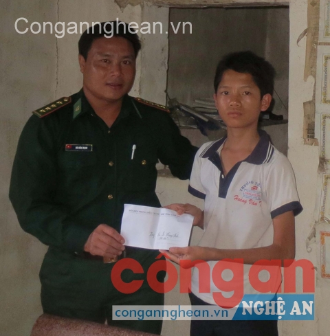 Đồn Biên phòng Diễn Thành hỗ trợ  các em học sinh nghèo vùng giáo