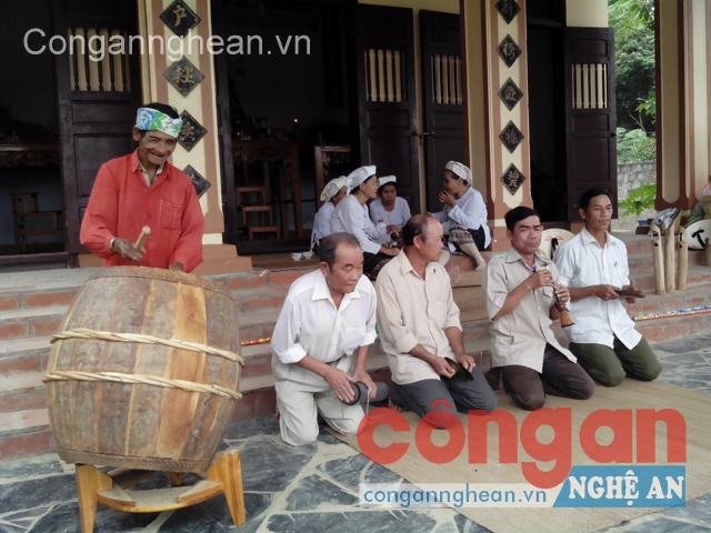Ban âm nhạc của CLB thuần Thổ xã Nghĩa Xuân đang tập luyện