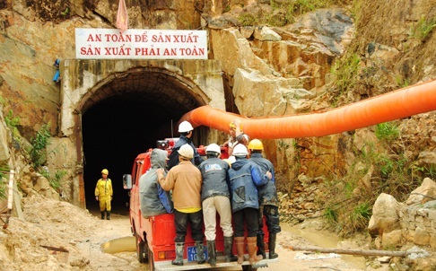 Công tác cứu hộ đang gấp rút được tiến hành trong đường hầm vào sáng nay (17-12). Ảnh: TTO 