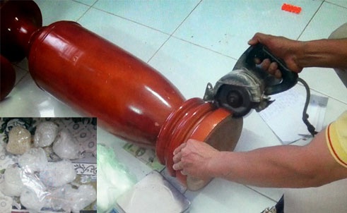 Công an dùng cưa để thu ma túy bên trong chiếc bình