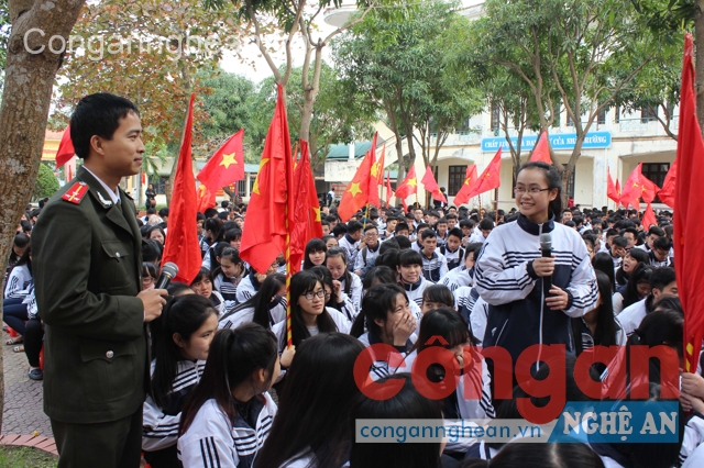   Học sinh Trường THPT Lê  Viết Thuật trả lời câu hỏi về tác hại của pháo nổ