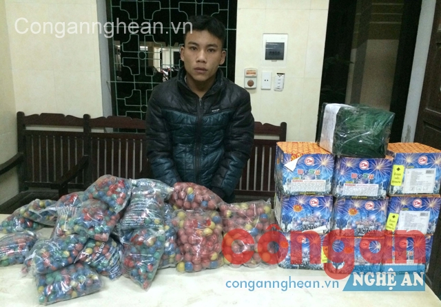 Đối tượng Nguyễn Thế Công  và tang vật pháo bị bắt quả tang