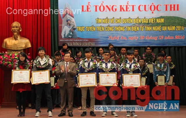 Ban tổ chức trao giải thưởng cho các tập thể và cá nhân đạt thành tích cao trong cuộc thi.