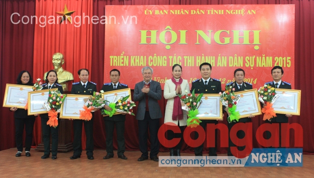 Trao Bằng khen của Thủ tướng Chính phủ cho 8 cá nhân đạt thành tích xuất sắc