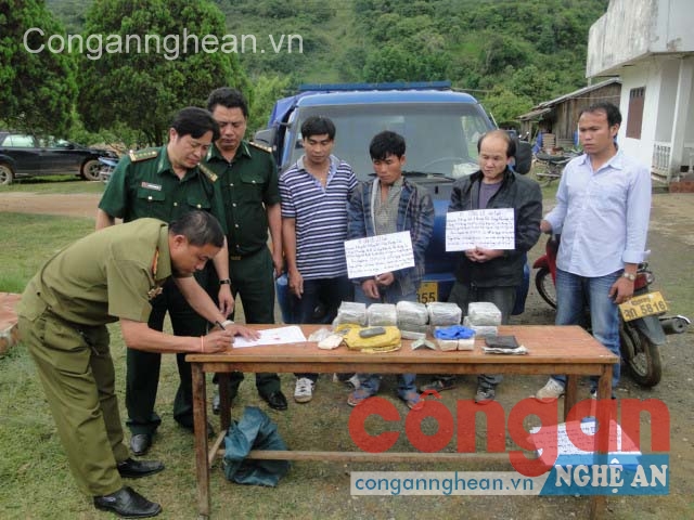 Lực lượng Biên phòng Nghệ An và Công an Lào làm thủ tục di lý các đối tượng trong Chuyên án 332VL về Việt Nam