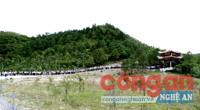 Đoàn người xếp hàng  vào dâng hương tại  phần mộ Đại tướng Võ Nguyên Giáp tại  Vũng Chùa - Đảo Yến