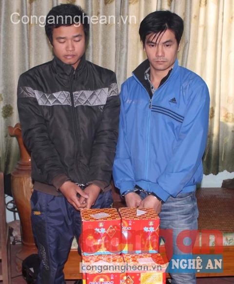 Hai đối tượng bị bắt cùng tang vật vụ việc