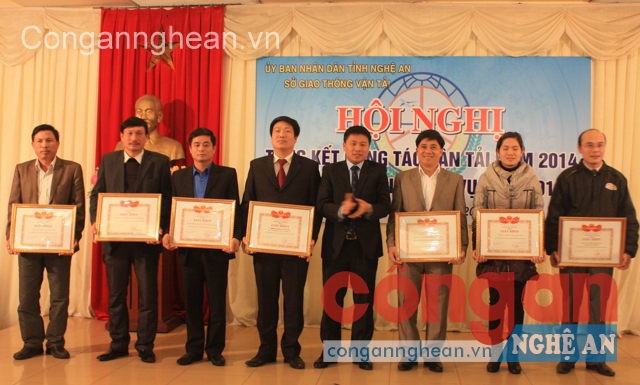 Khen thưởng tập thể, cá nhân có thành tích trong hoạt động vận tải