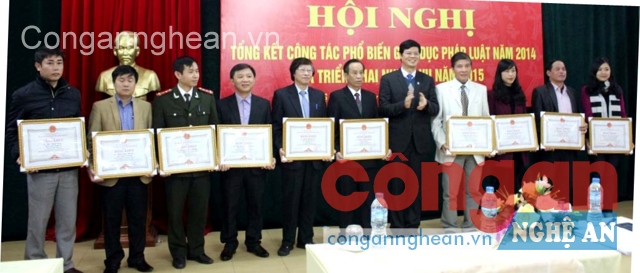 Trao Bằng khen cho các cá nhân có thành tích xuất sắc trong công tác PBGDPL