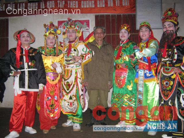 Ông Lạng (giữa) cùng với những nghệ nhân trong đội tuồng