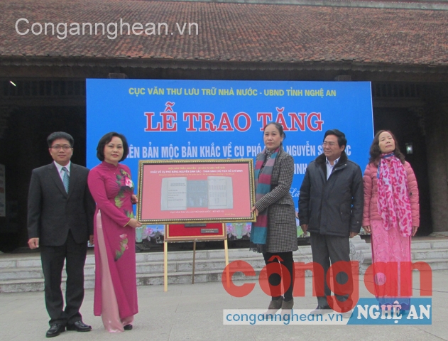 Đại diện Cục Văn thư Lưu trữ Nhà nước trao tặng tấm mộc bản cho tỉnh Nghệ An