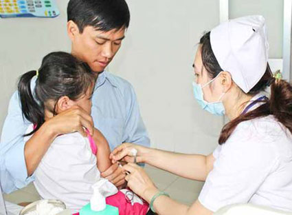 Trẻ em được tiêm ngừa vắcxin sởi-rubella tại Trạm y tế phường Phước Nguyên (TP.Bà Rịa).