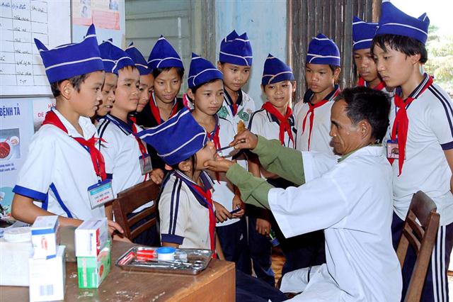 Việc học sinh tham gia BHYT sẽ đem lại nhiều lợi ích thiết thực cho các em trong việc khám, chữa bệnh - Ảnh minh họa