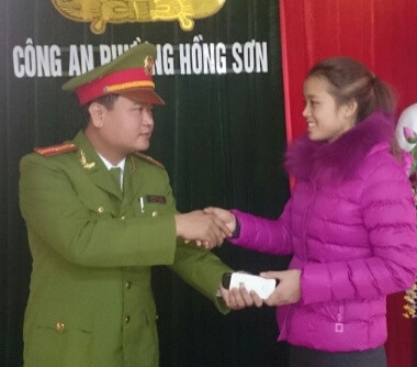 Chị Ngà vui mừng nhận lại số tài sản vừa bị mất trộm