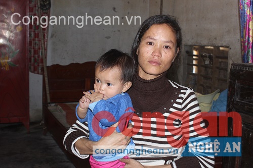 Trong căn nhà nhỏ cũ nát, người mẹ ốm đau ôm đứa con thơ dại không biết tương lai rồi sẽ ra sao