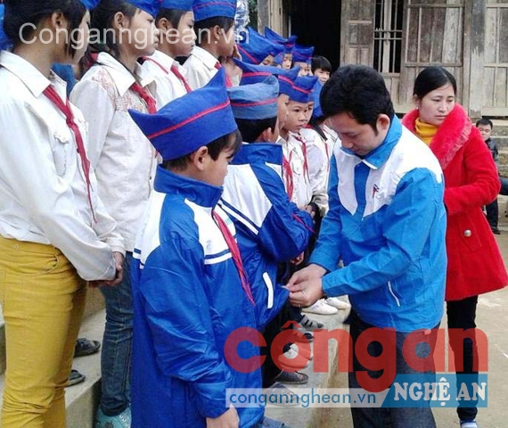 Đại diện Tỉnh đoàn, Hội đồng Đội tỉnh trao áo ấm cho học sinh