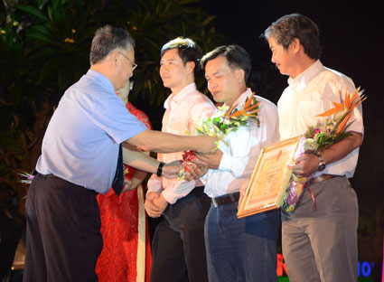 Ông Thanh Dũng, Phó Chủ tịch UBND tỉnh tặng hoa cho các nhà tài trợ.