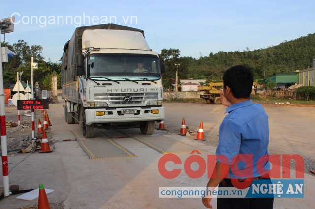 Từ ngày 1/1/2015, xe chở quá tải trọng cho phép sẽ bị xử phạt rất nặng