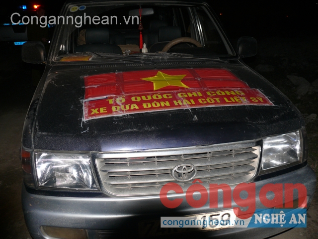 Chiếc xe mang băng rôn chở hài cốt liệt sĩ chở trên 1.000 bao thuốc lá nhập lậu