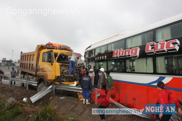 Cú đâm trực diện khiến 2 xe dính vào nhau