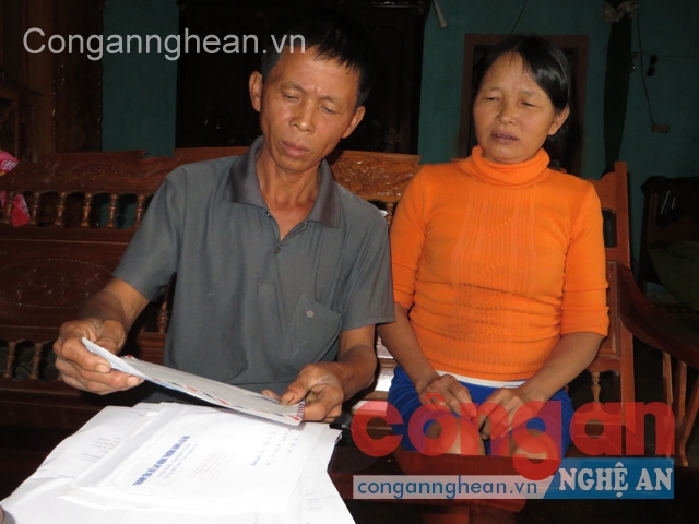 Vợ chồng ông Hoàng Ngọc Bảo trình bày sự việc với phóng viên