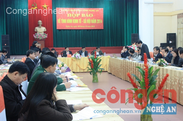Đại diện các cơ quan báo chí phát biểu tại cuộc họp báo