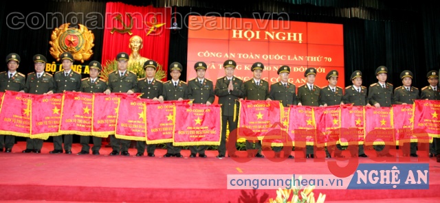 Tặng cờ cho công an các đơn vị, địa phương xuất sắc