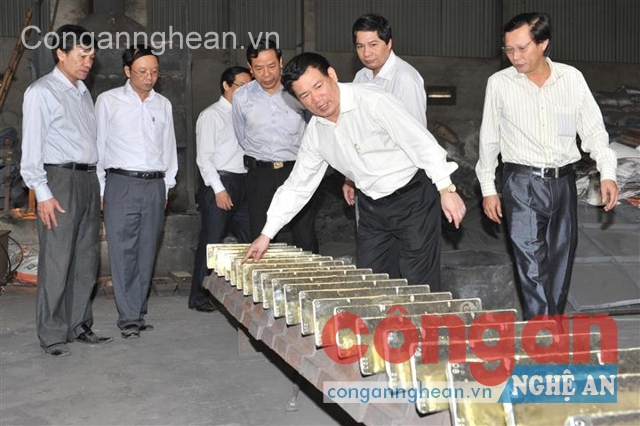 Đồng chí Hồ Đức Phớc, Bí thư Tỉnh uỷ kiểm tra dây chuyền sản xuất  tại doanh nghiệp thiếc Quỳ Hợp - Ảnh: Sỹ Minh