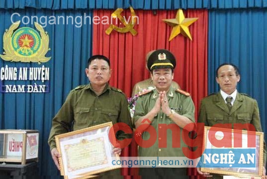 Đại tá Bùi Ngân, Trưởng phòng PV28 trao Giấy khen của Giám đốc Công an tỉnh cho Công an 2 xã Hùng Tiến và Nam Lĩnh (Nam Đàn) vì có thành tích đột xuất trong đấu tranh chống tội phạm