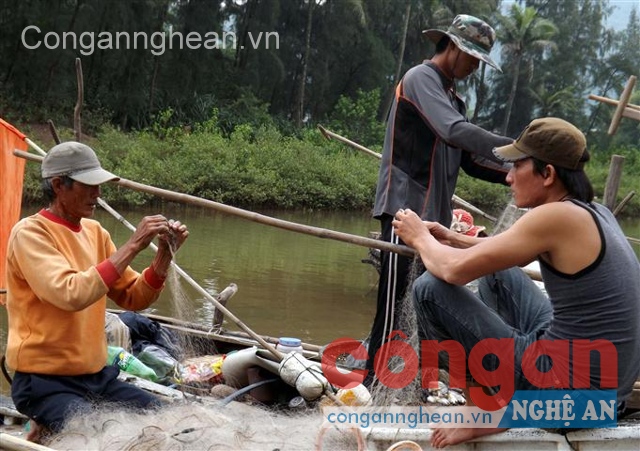 Cha con ngư dân Trần Văn Ngại gỡ lưới sau chuyến ra khơi