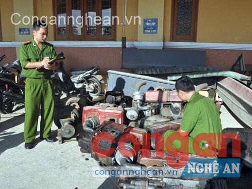Công an huyện Hưng Nguyên thu giữ các đầu hút, máy nổ hút cát của các thuyền khai thác trái phép