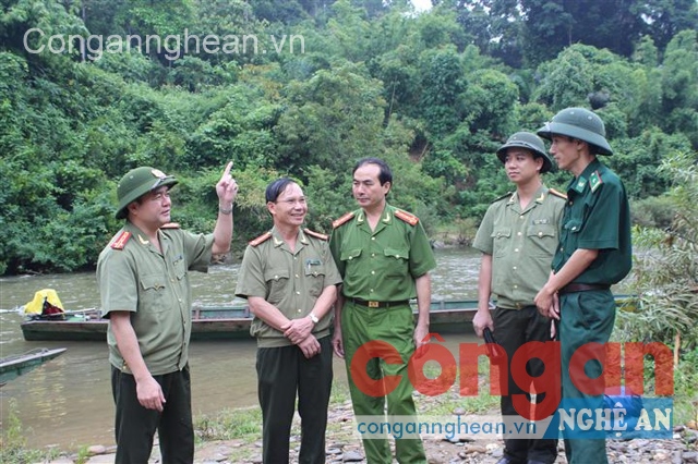 Đại tá Vũ Chiến Thắng và cán bộ Bộ đội Biên Phòng trao đổi thông tin về tình hình an ninh biên giới