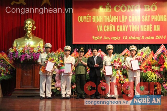 Trao quyết định bổ nhiệm Giám đốc, Phó Giám đốc Cảnh sát PC&CC Nghệ An