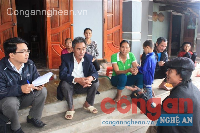 Phóng viên Báo Công an Nghệ An tiếp nhận phản ánh, kiến nghị của công dân 