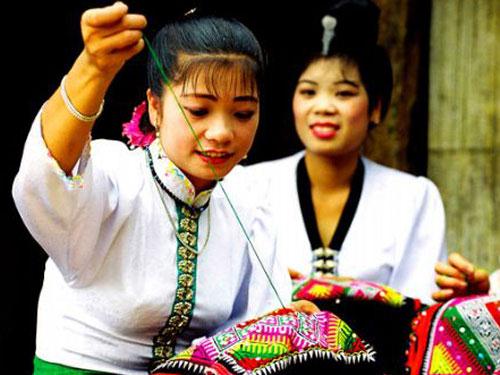 Cô gái Thái thêu thùa để chuẩn bị hành trang cho việc lấy chồng - Ảnh minh họa